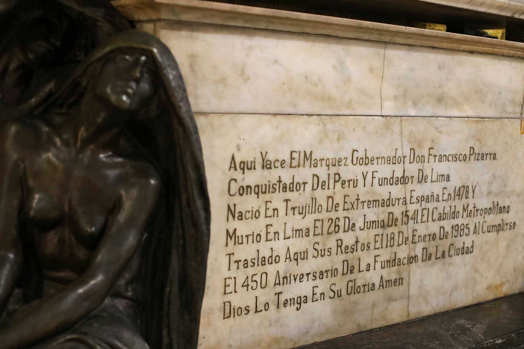 Información en la tumba de Francisco Pizarro.