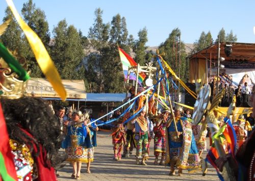 La danza recrea la escena de la captura del inca Atahualpa por los españoles.
