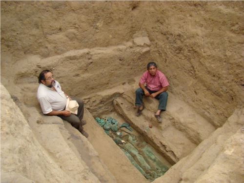 Walter Alva durante el descubrimiento de la Tumba del Señor de Sipán. Foto Andina