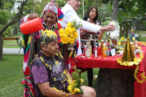 Por fiestas de fin de año se realizan una serie de rituales, en algunos casos utilizan el quirquincho.