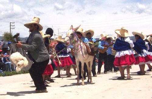 Los pobladores de Cajamarca celebraron con bailes el inicio de los festejos del carnaval.