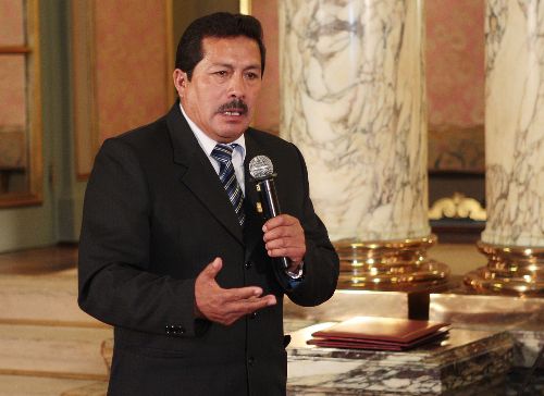 Exalcalde de Puno, Luis Butrón, es acusado de incrementar su sueldo de forma irregular.