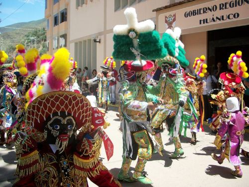 Los danzantes lucen hermosas vestimentas.