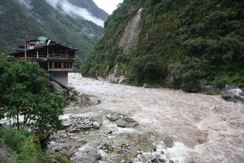 Búsqueda del turista peruano se realiza en varios tramos del río Vilcanota.