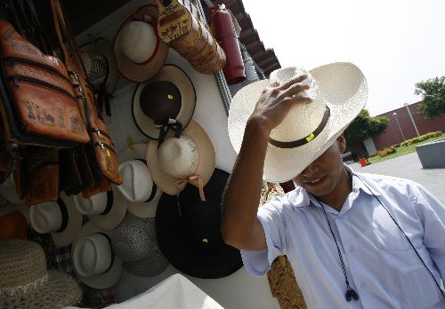 La población debe adoptar medidas para protegerse de los rayos solares.