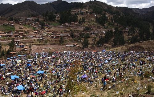 Miles de personas concurren hoy al cementerio La Almudena de Cusco.